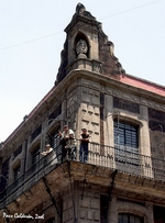 En las alturas, gays y la virgen