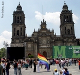 La iglesia y la bandera gay
