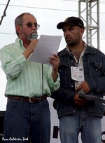 El escritor Jos� Ram�n Enriquez da lectura del discurso de la marcha