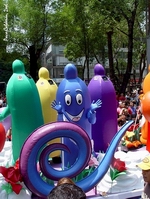 El cond�n azul sonr�e a la c�mara...