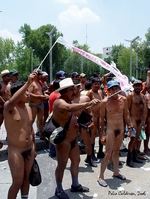 Los 400 Pueblos, manifest�ndose en el monumento a Cuauht�moc