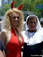 Rubia endiablada con monja